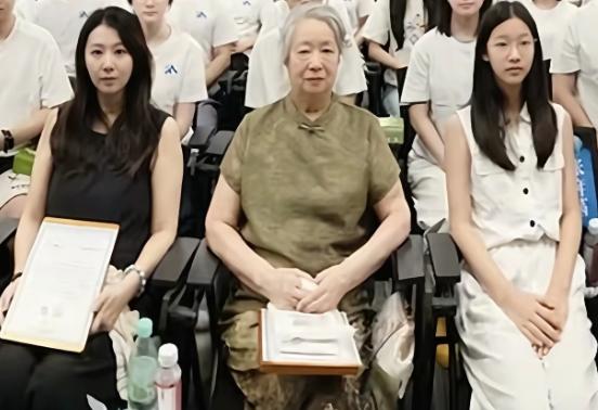 张雪峰离世5个月，11岁女儿接下家业：最动人的不是财富，是责任。最近，峰学蔚