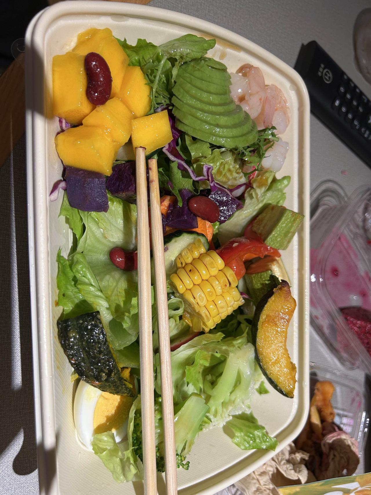 吃草吃了两个月，现在对高油的美食有点不耐受了。朋友们请我吃好的，吃完就腹泻。唯