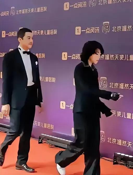 李亚鹏三个女儿，将来，感觉真正能帮到他的只有窦靖童，别看这个不是亲生的。李亚鹏