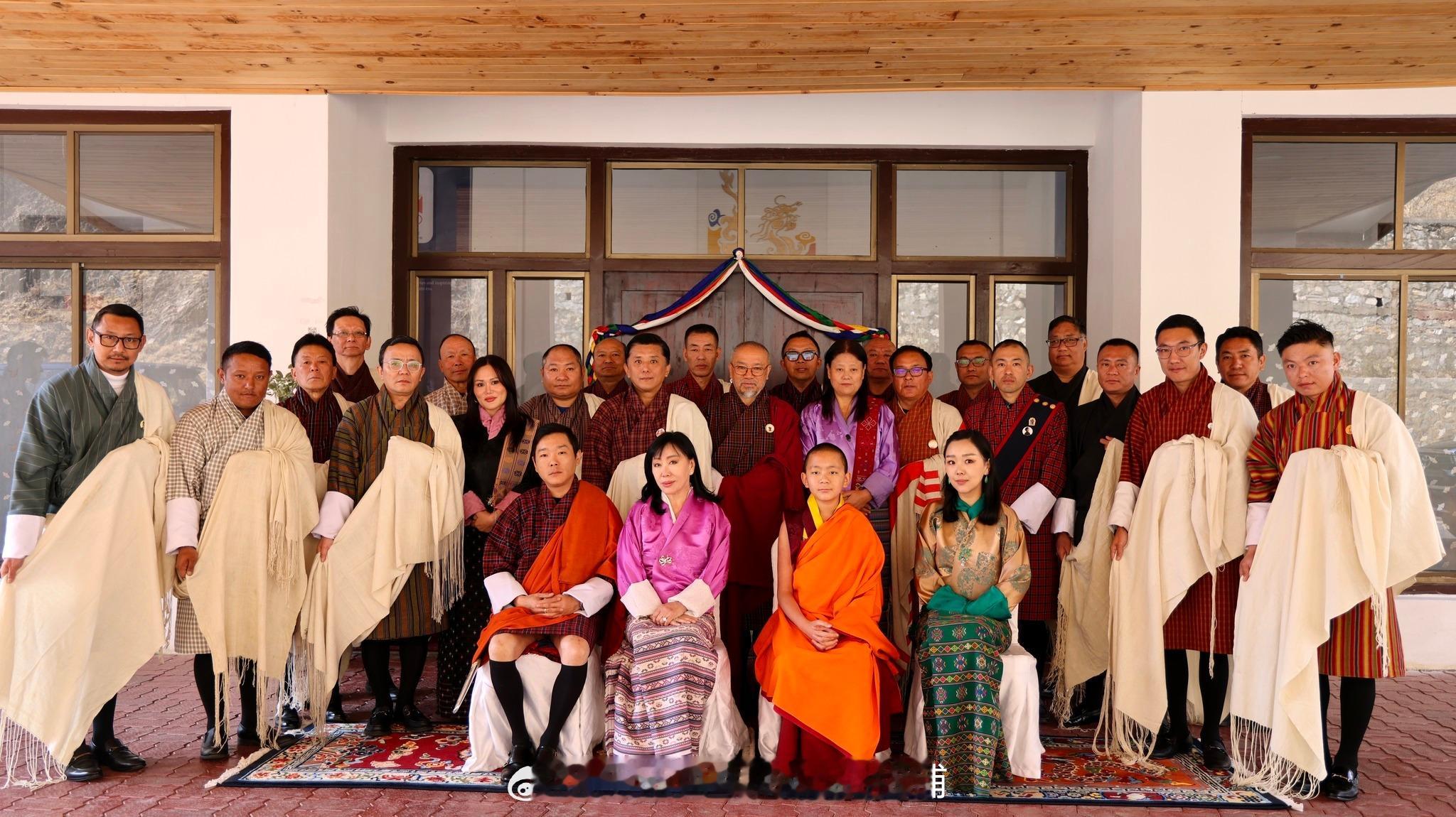 王室王室不丹王室2026年2月11日，县长大妈和二公主访问县城奥委会总部，庆祝