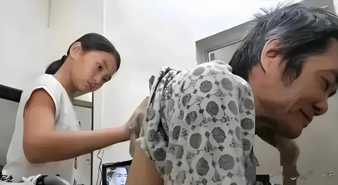 2009年，广东一男子郑兴尚在医院陪护流产的妻子，谁知在病房外抽烟时，竟意外发现