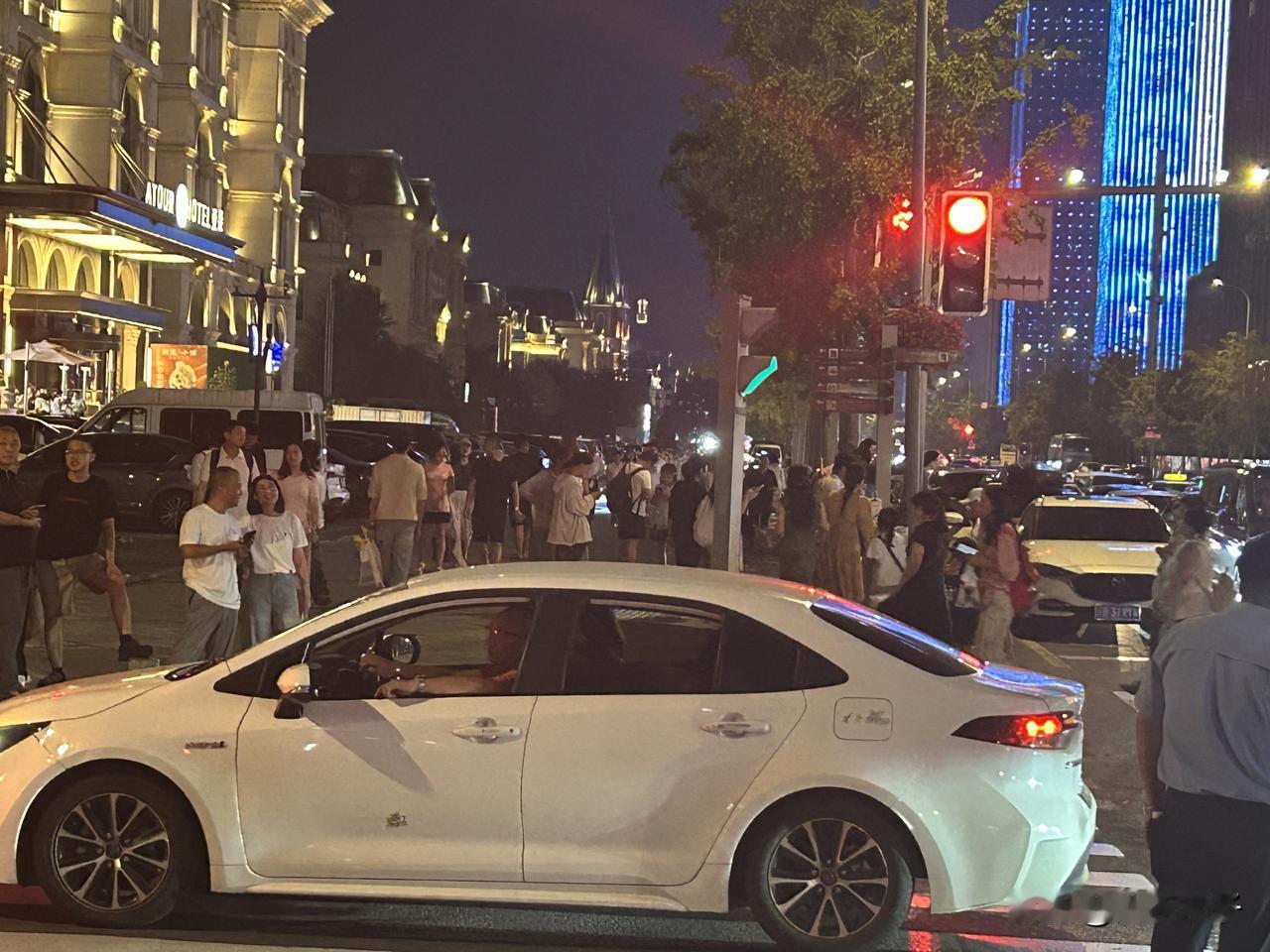 东港人流是不是大连第一？刚才我到东港溜达，没敢走音乐喷泉广场，怕人多，走外围