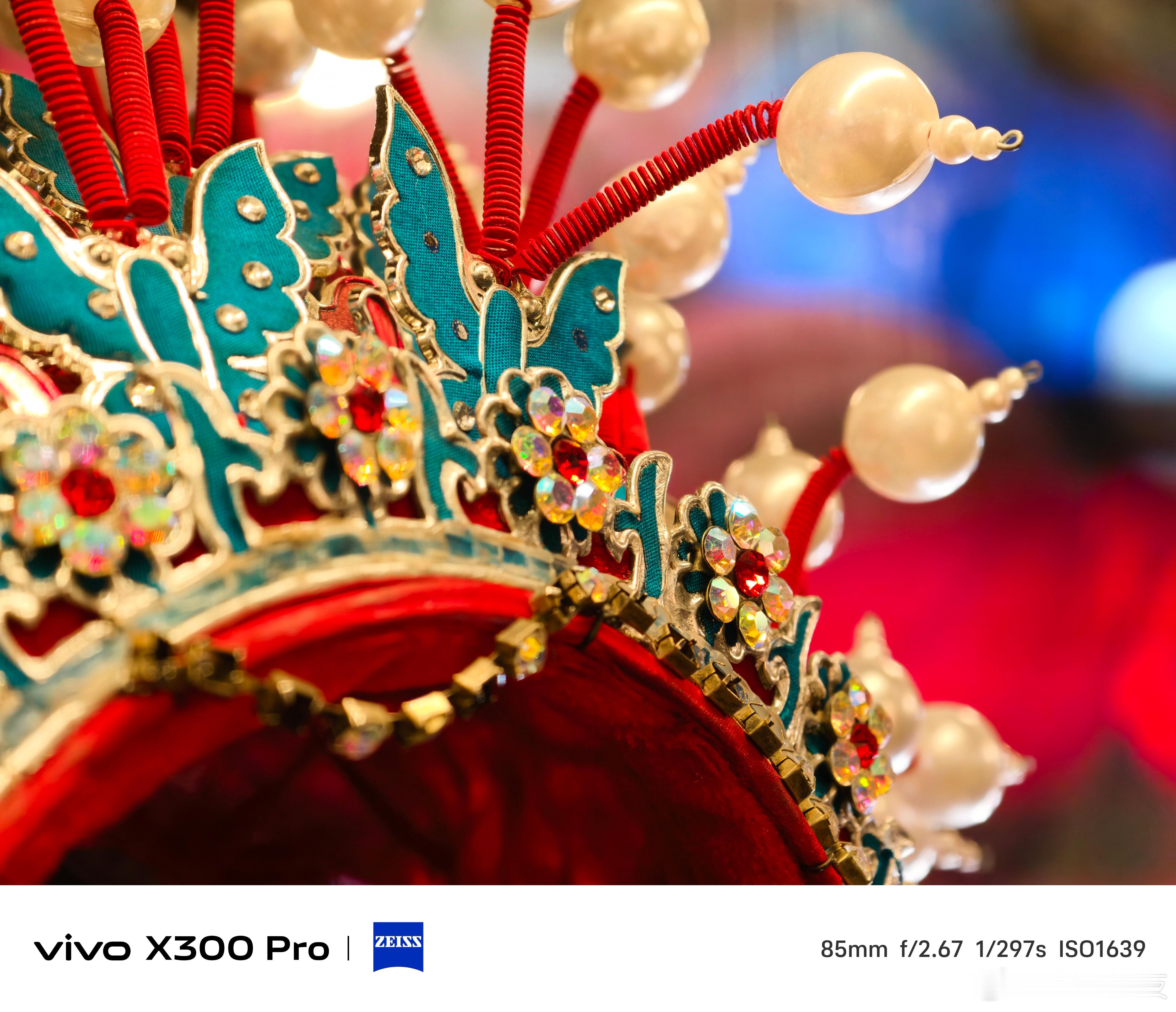 当川剧变脸的疾如风遇上vivoX300Pro的快闪拍，每一张样张都彰显了蓝厂