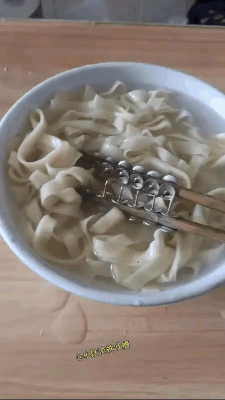 有人发明了一种吃面条的筷子，觉得很方便夹面条，可用这样的筷子吃饭能不掛嘴吗？