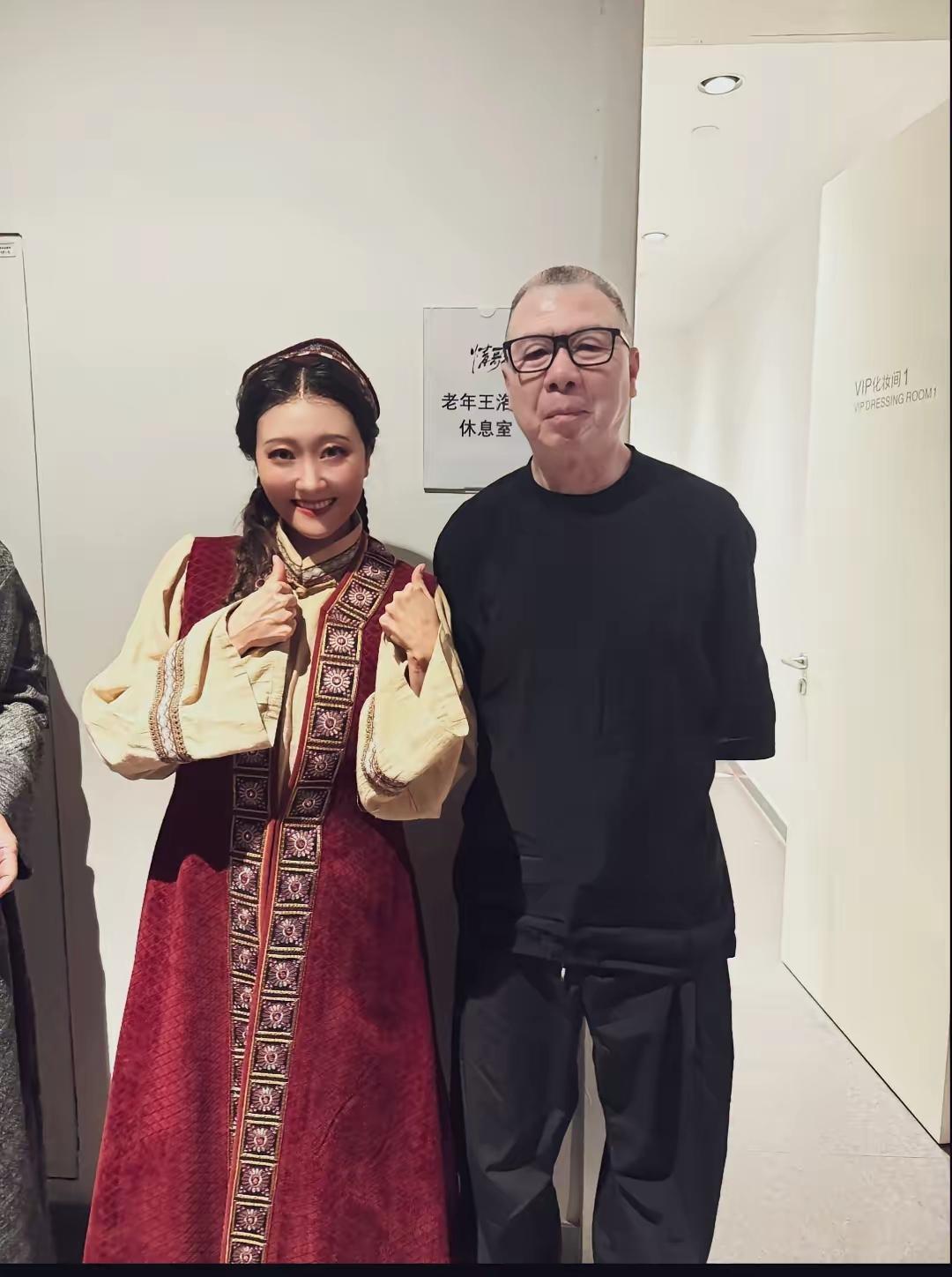 可是冯导的胳膊呢？这照片借位很有意思，冯导似乎成了“独臂老人”。冯导面相越来越慈