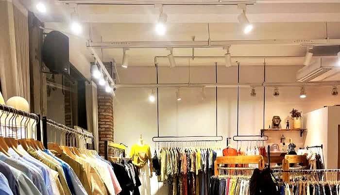 2025年6月19日，辽宁一位26岁的女子，在自己的服装店里，吃着饭忍不住痛哭起