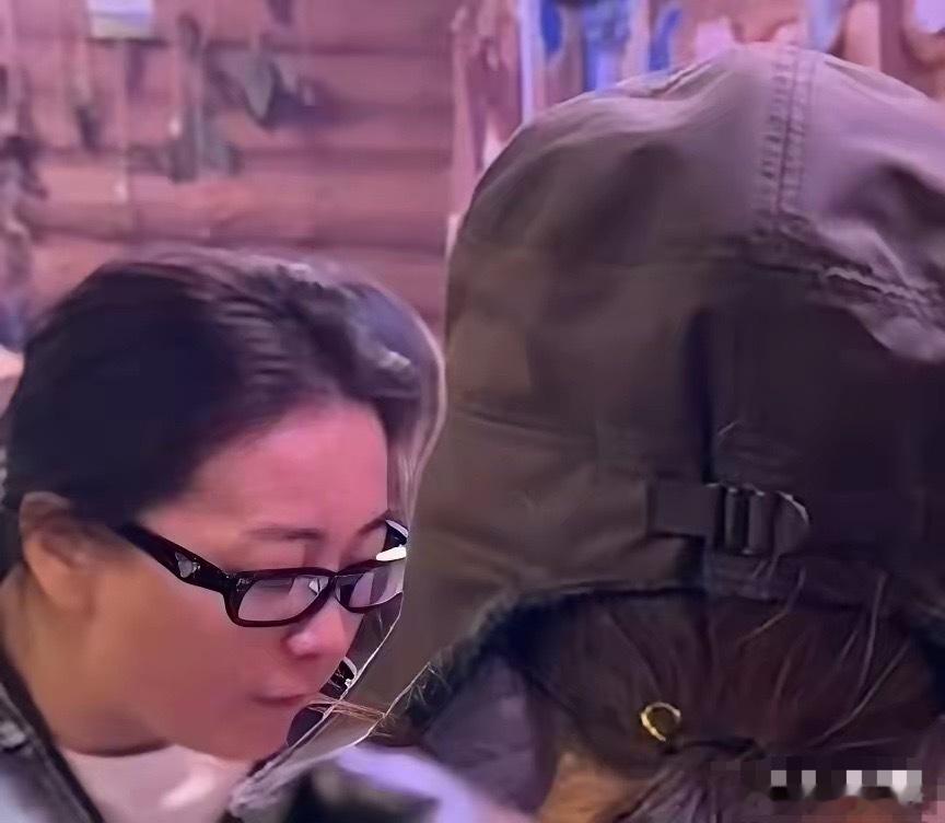 1月22日，有网友在新疆禾木偶遇了张小斐和贾玲聚餐，俩人都是素颜，在某饭店吃羊肉