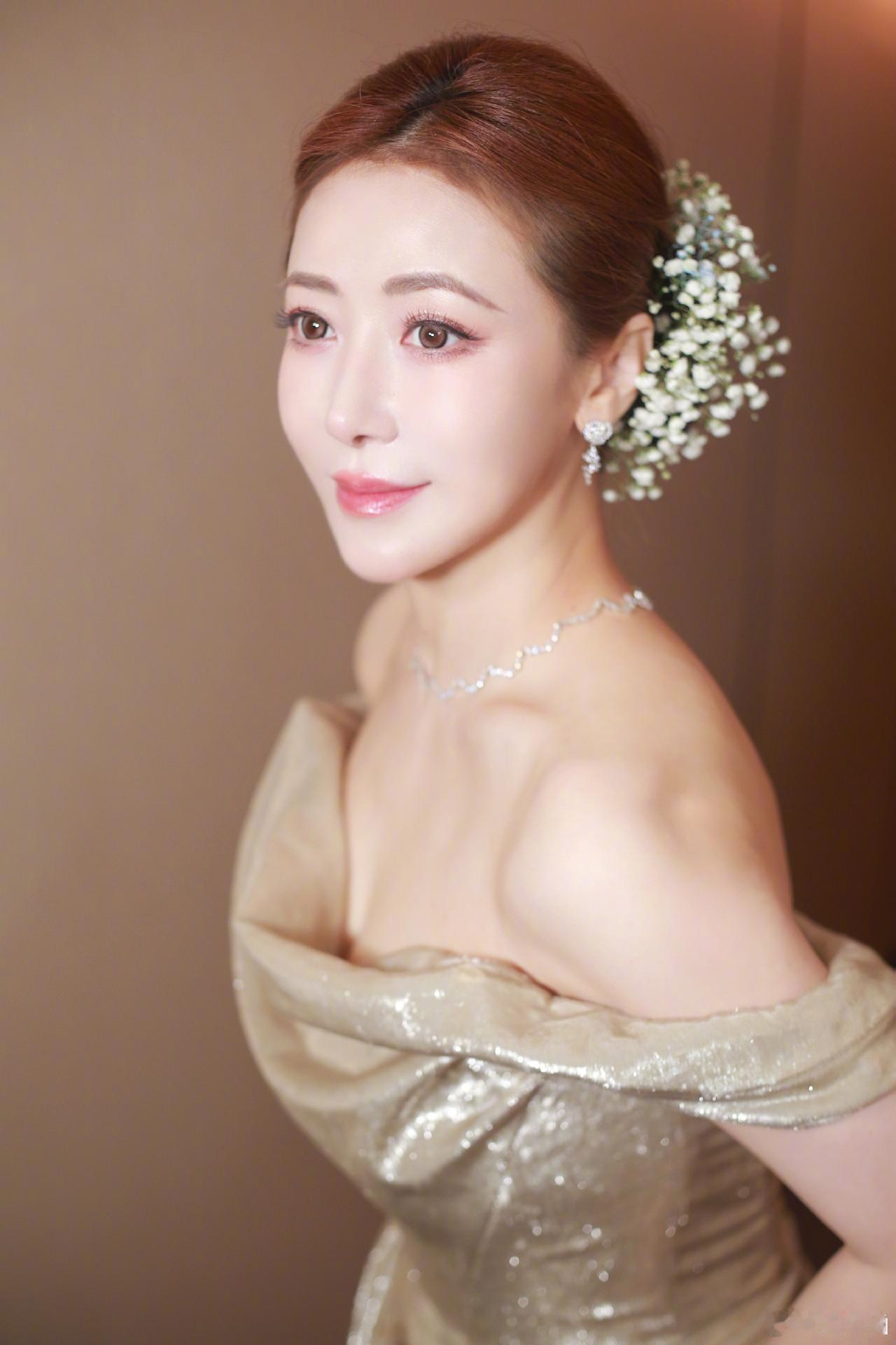 晒图笔记大赛成熟美人穿搭写真