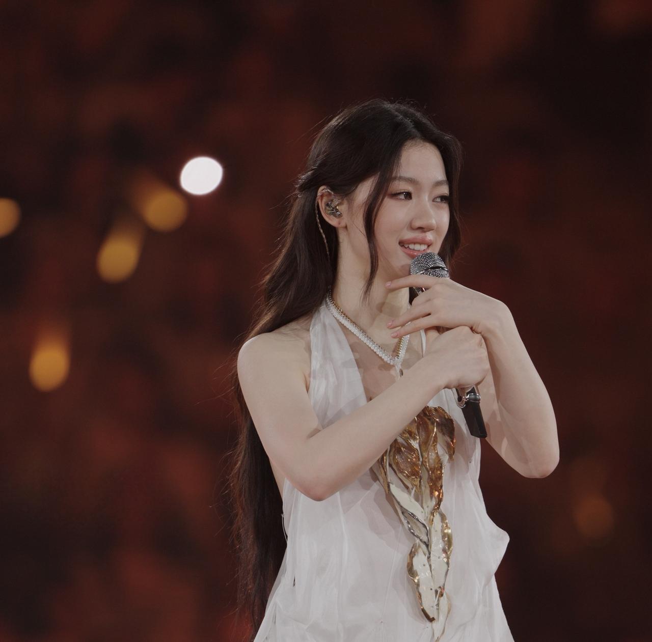 看了单依纯的演唱会，最生气的根本不是李荣浩，而是被彻底遗忘的范晓萱！原因