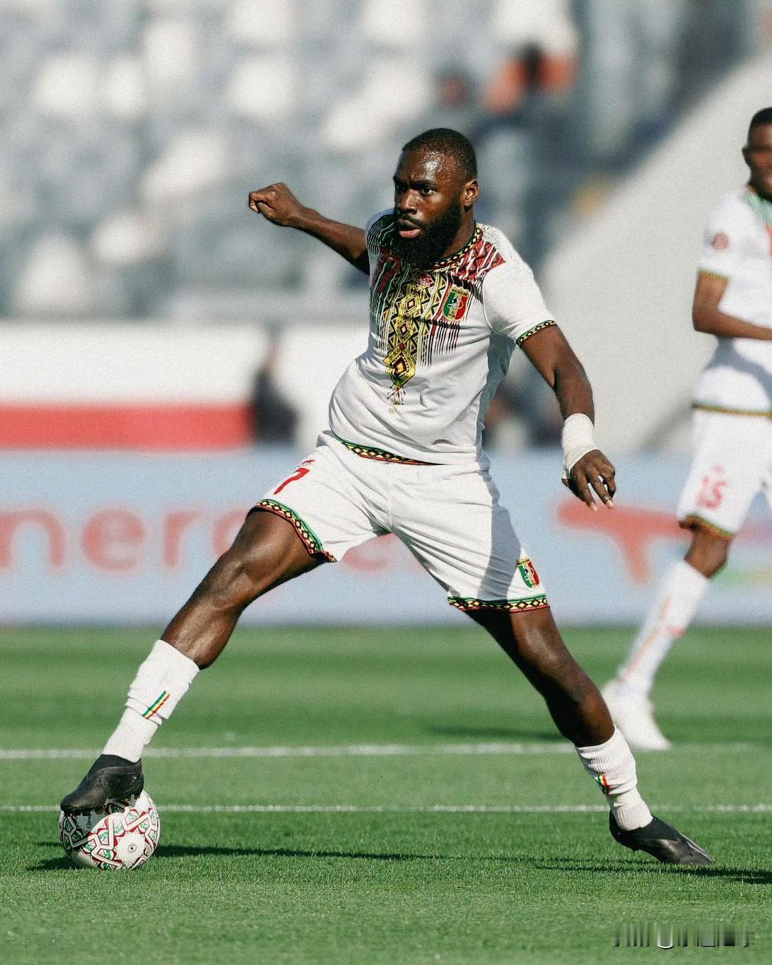 2025年非洲杯因黄牛炒票、球场空座与免费开放等争议现象，引发球迷对上座率的广泛