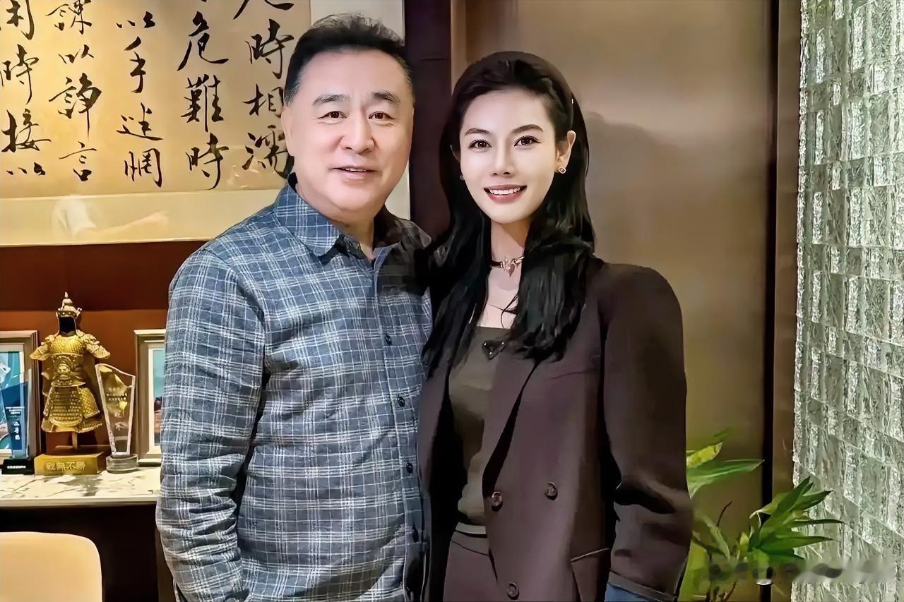 下面是央视著名主持人张宏民大哥和美女的照片。他是曾经的国脸，1961年出生于北