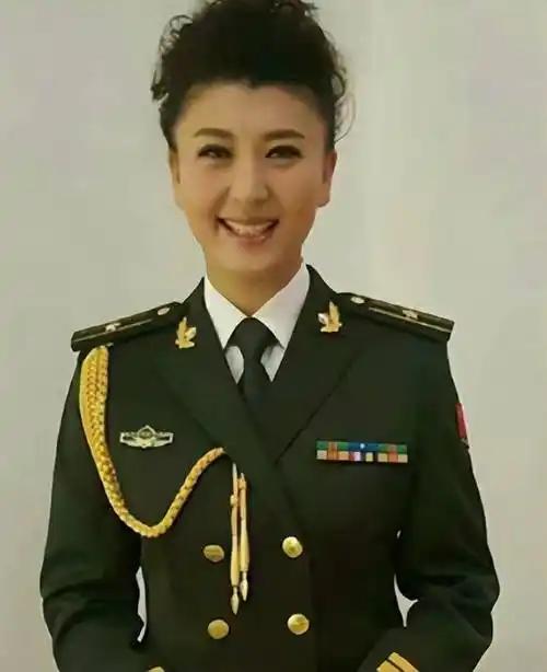 现在网上最热的两个人莫过于闫学晶和戴旭了：两个人都有军人背景，闫学晶是海政文工团