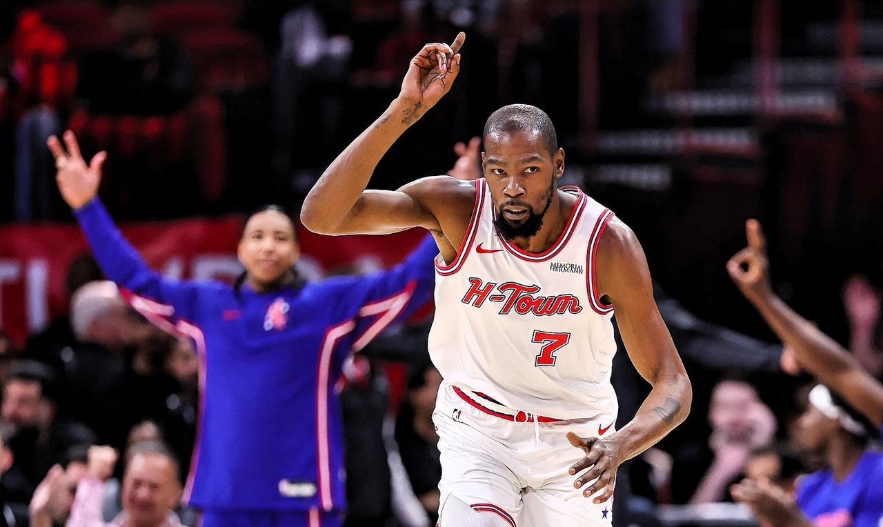 杜兰特手真硬啊！越到关键时刻越准。在今日火箭迎战魔术的末节比赛中，杜兰特接申京