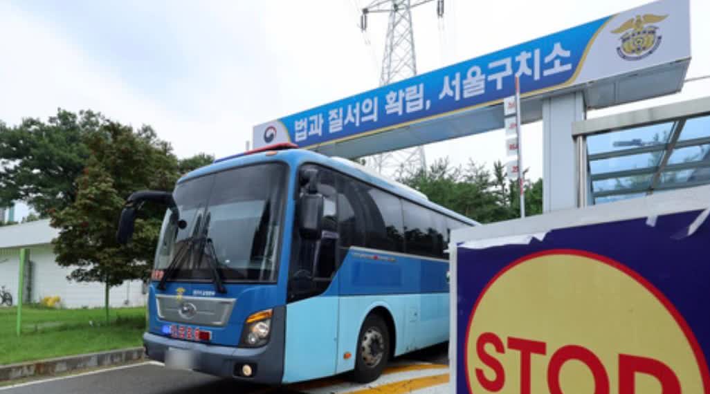 据19日韩国法律界消息，内乱特别检察组在羁押必要性审查被驳回后，正在内部研讨对前