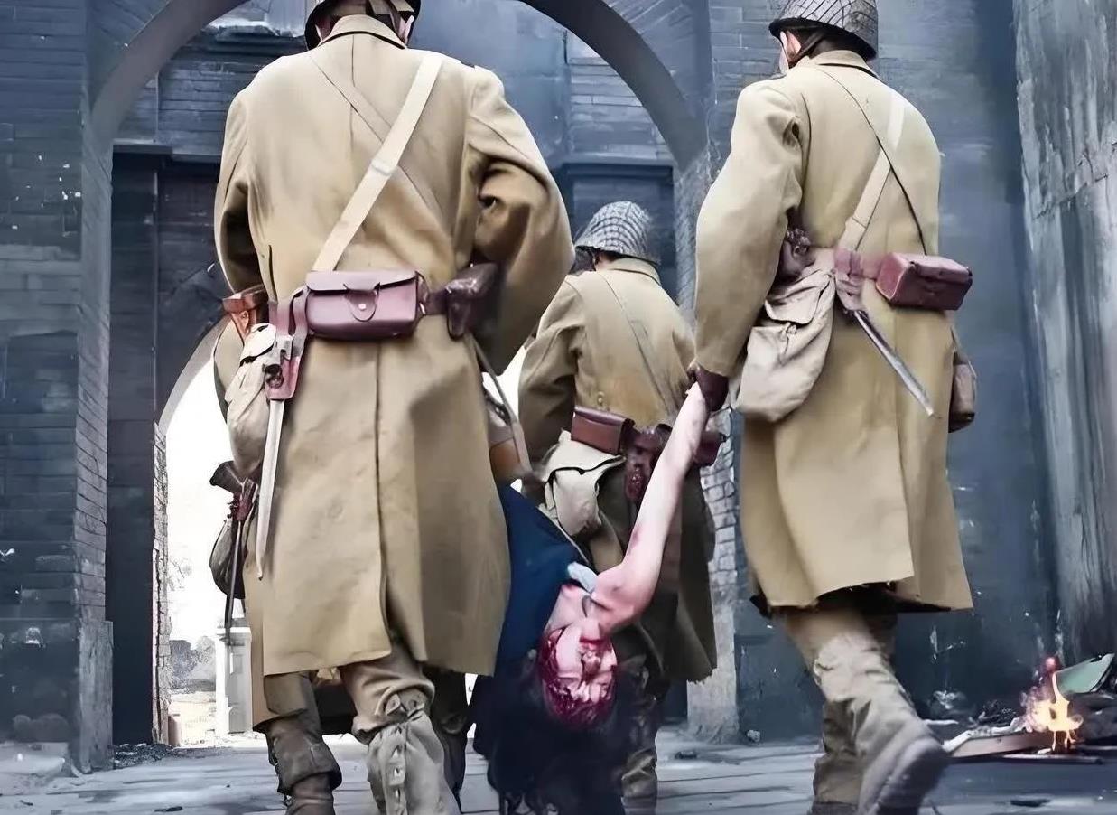1937年11月19日苏州玄妙观内，200多名年轻女子被扒光衣服，然后被赤身囚