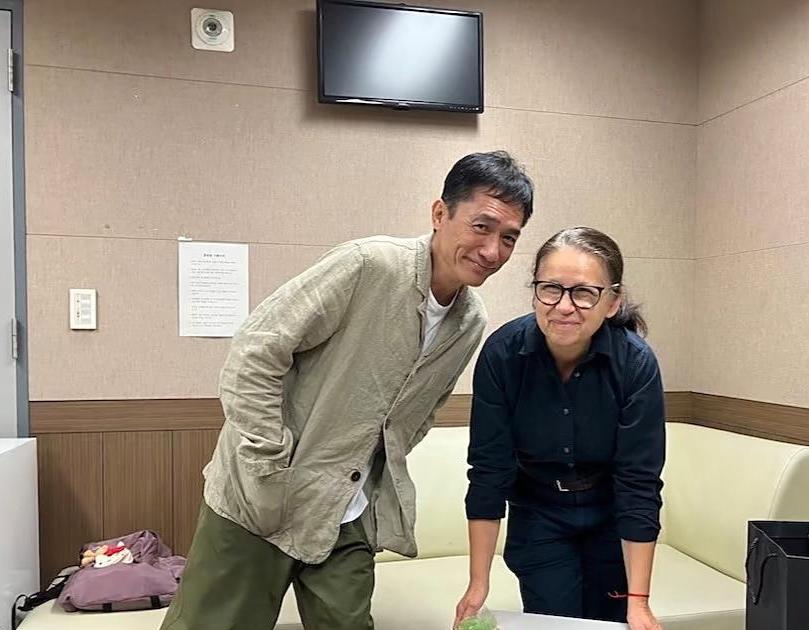 63岁梁朝伟在韩国和一位女导演见面，他看起来瘦了好多，精神饱满，打扮很随性，状态