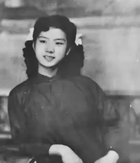 1949年，一女战士不幸被特务抓捕。审讯时，特务用刀子划开她的衣服，逼问：“你到