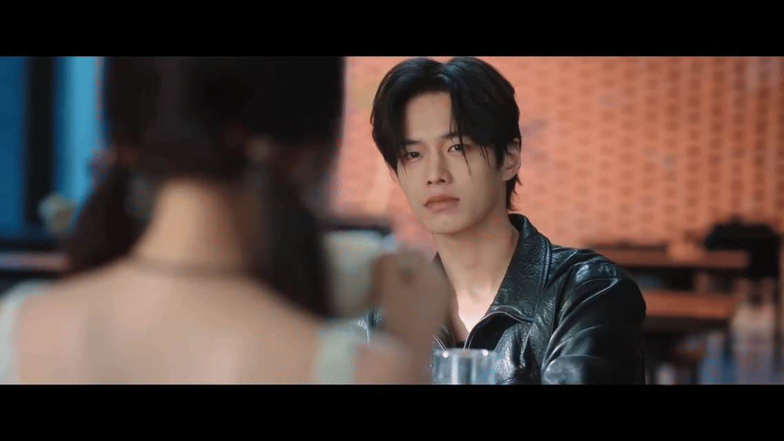 谁说内娱没有好的转场被《双轨》这个转场狠狠拿捏了！姜暮喝咖啡的镜头切到靳朝对视