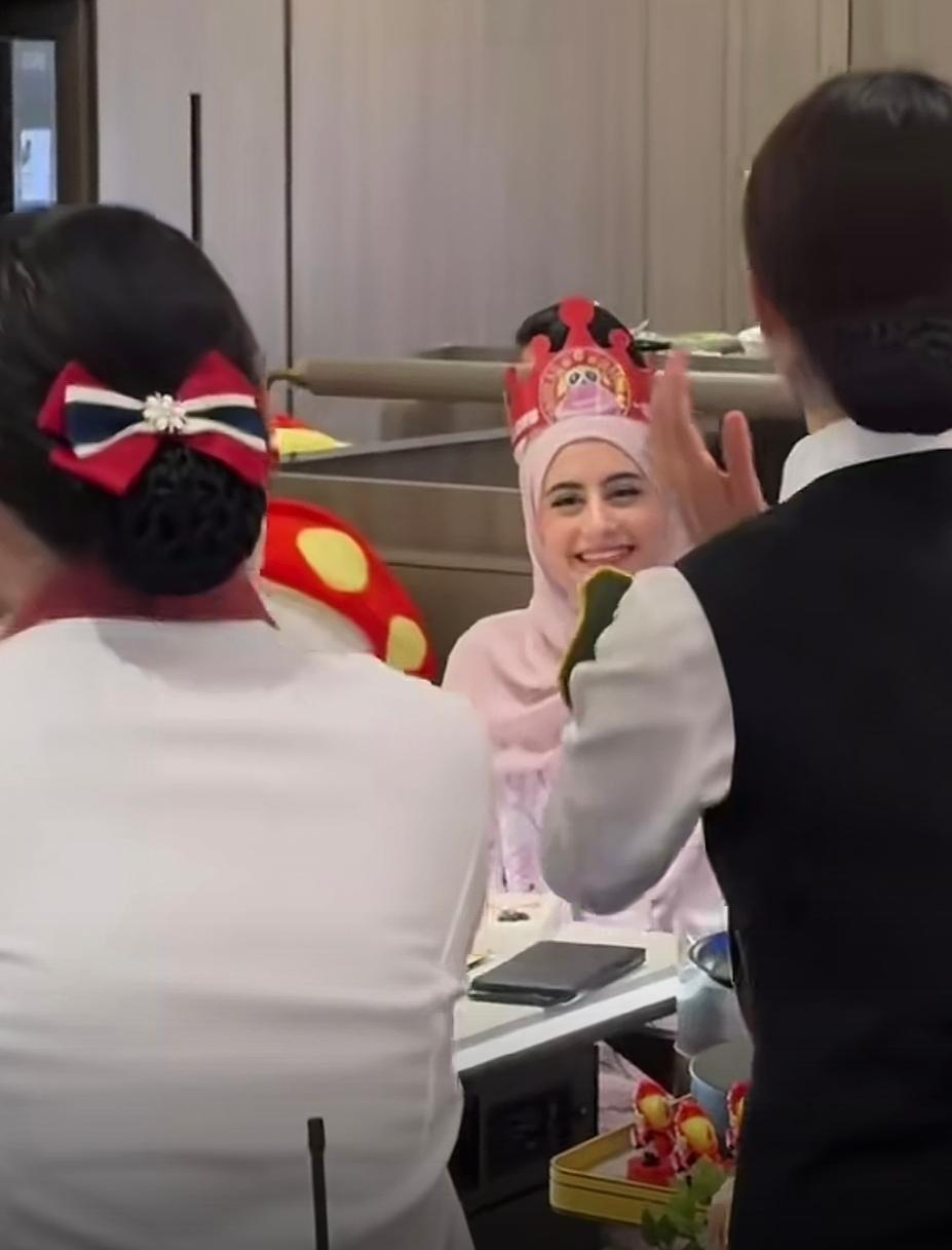 真没想到，火锅店也能开到中东，更没想到，还那么受欢迎。海底捞阿联酋分店里，一