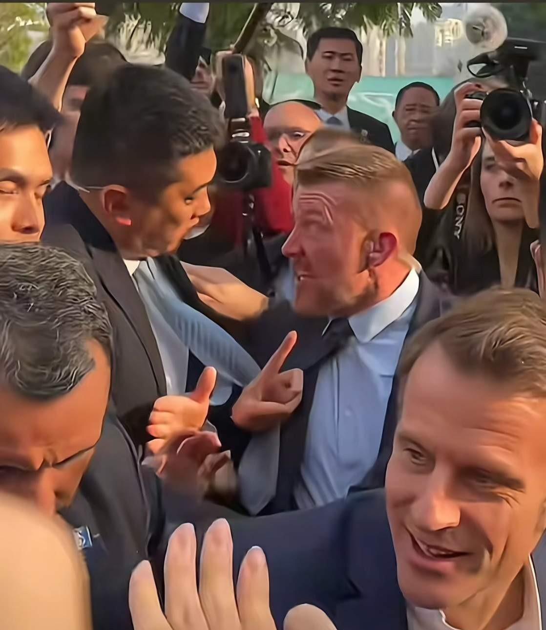 马克龙遇学生狂欢，保镖冲突现分歧，中方出手化解矛盾。最近法国总统马克龙访华时去