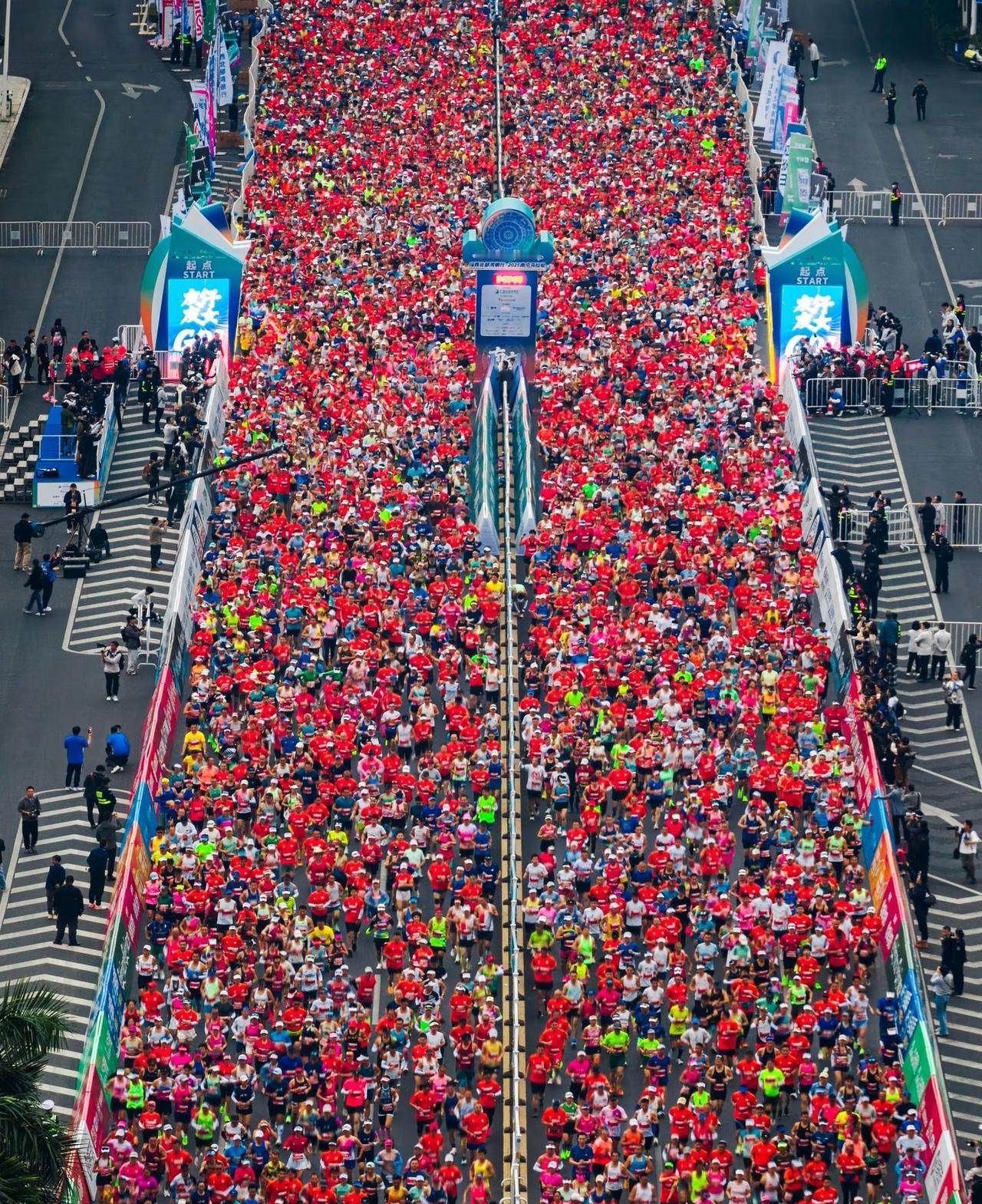 在城市森林里跑马拉松，南宁这次又赢麻了目前今年参赛人数最多的南宁马拉松，让你