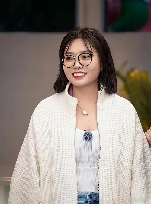 都散了吧，别凑热闹了，李雪琴老谢咋回事很明显的。​李雪琴是啥人？2013年辽宁省