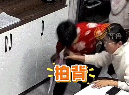 太厉害了！2月1日，山东，一妈妈在家吃水果时，不慎被葡萄籽卡了嗓子，起初妈妈一阵