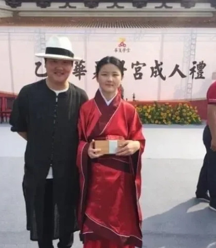 2009年，孙楠为了和潘蔚在一起，执意与结婚9年的买红妹离婚，而当时的买红妹刚生