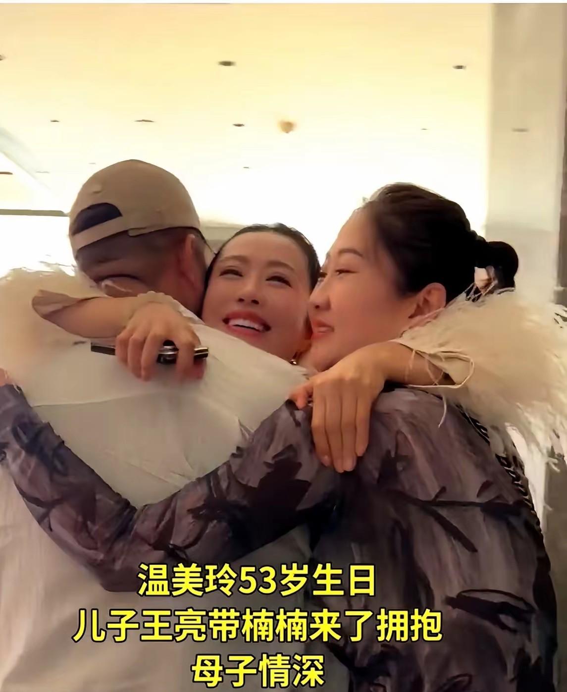 很佩服温美玲，不只是二人转唱得好听，人品也很好。对家人和朋友都很好，对儿媳妇就像