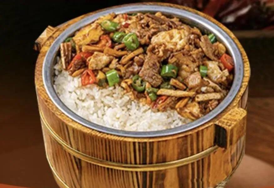 这种木桶饭算是侮辱智商吗一个不锈钢碗外面套着一个木桶，就叫木桶饭，这不是侮辱智