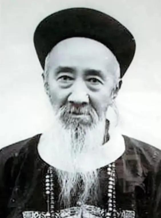 晚清，张之洞让侄子张榛提着一个皮箱到当铺换200两银子急用！当铺掌柜照例打开箱子