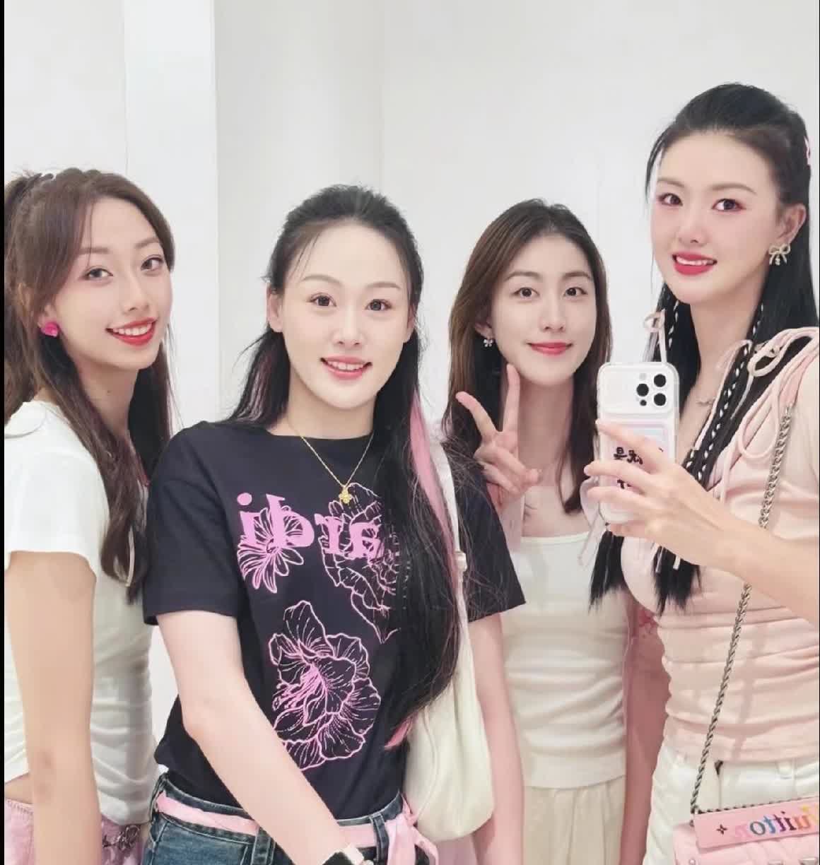江苏女排四美来看汪苏泷演唱会这女孩一打扮，非常惊艳做起孙燕、吴晗、刁林宇