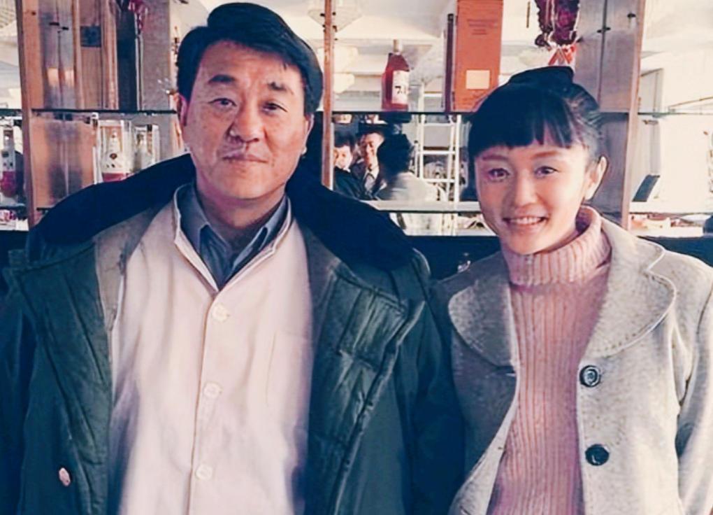 有一天，何冰参加同学聚会，一个女生拍着何冰肩膀说：“何冰，我都快30岁了，要不你