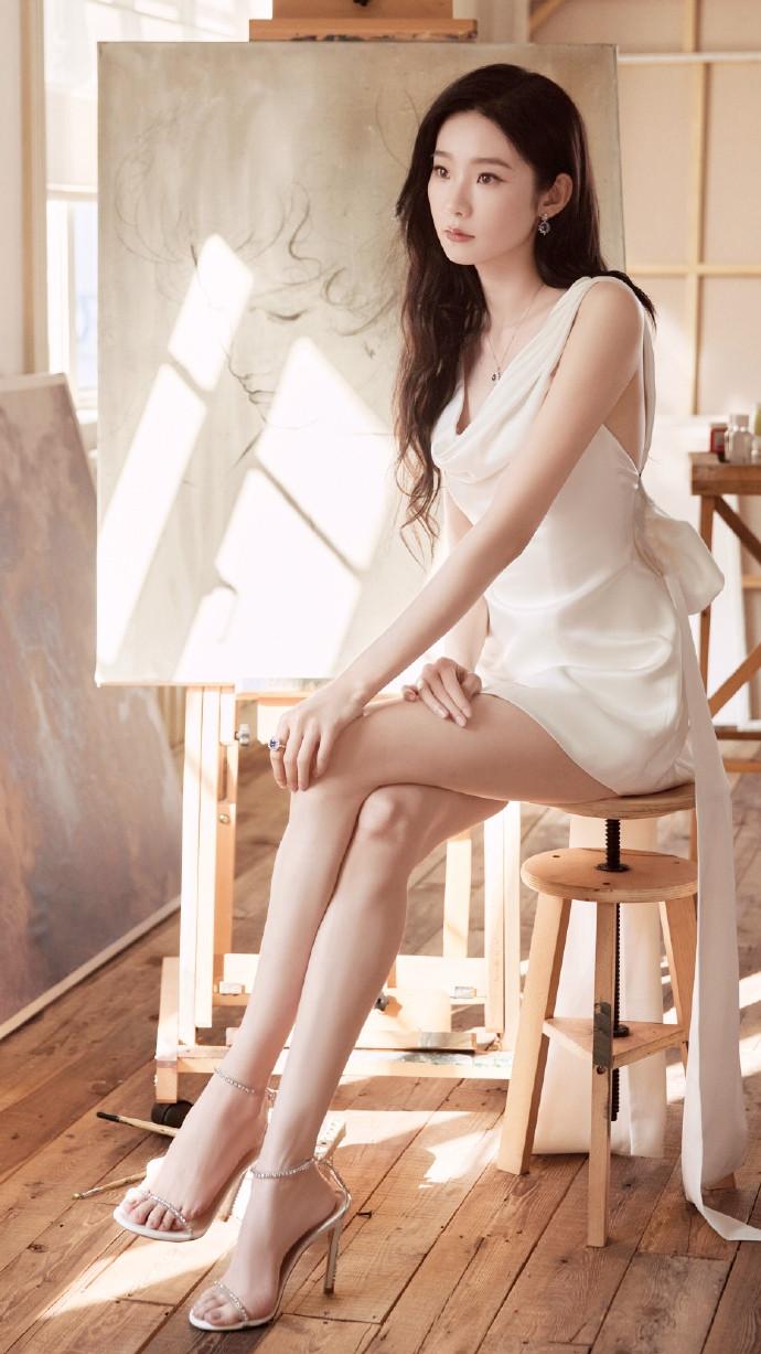 录《宇宙闪烁请注意》时，白鹿看着176cm的张艺凡使坏：你肯定有180。张艺凡瞬