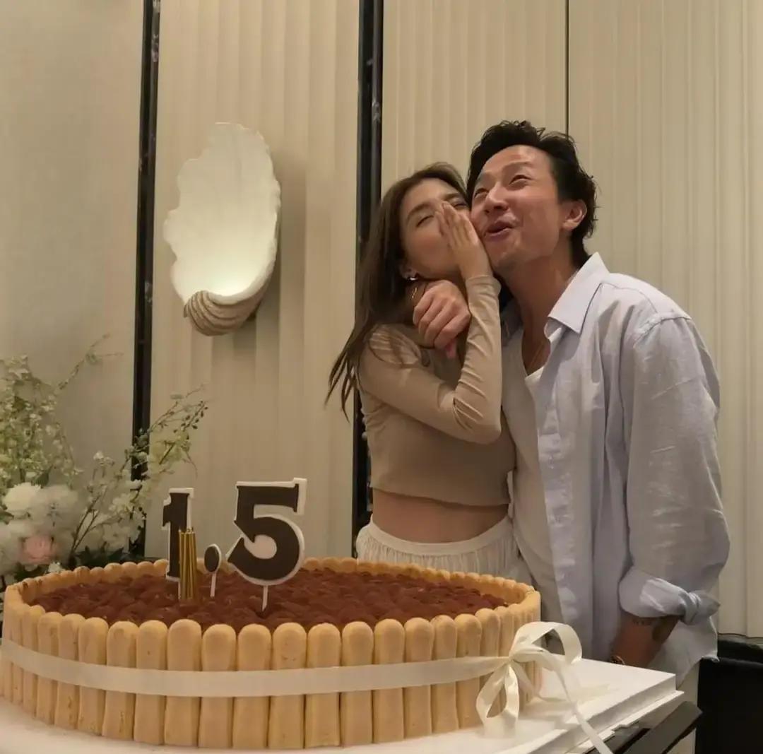 吴千语最近直播带货太猛了，48小时内拆了上百个快递，现场试用护肤品还推99元福袋