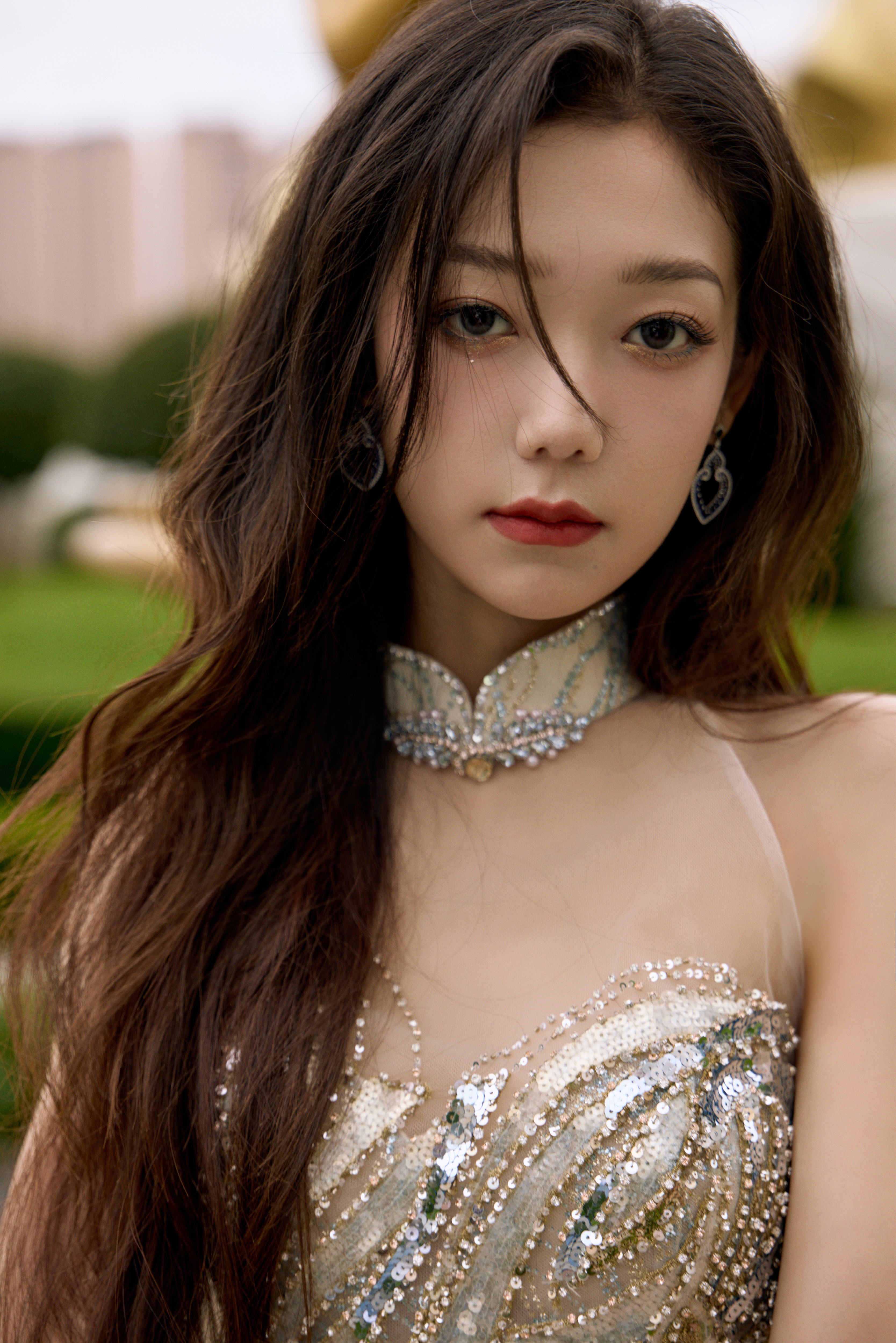 希林娜依高：碧蓝典雅，流水生金，翩若惊鸿