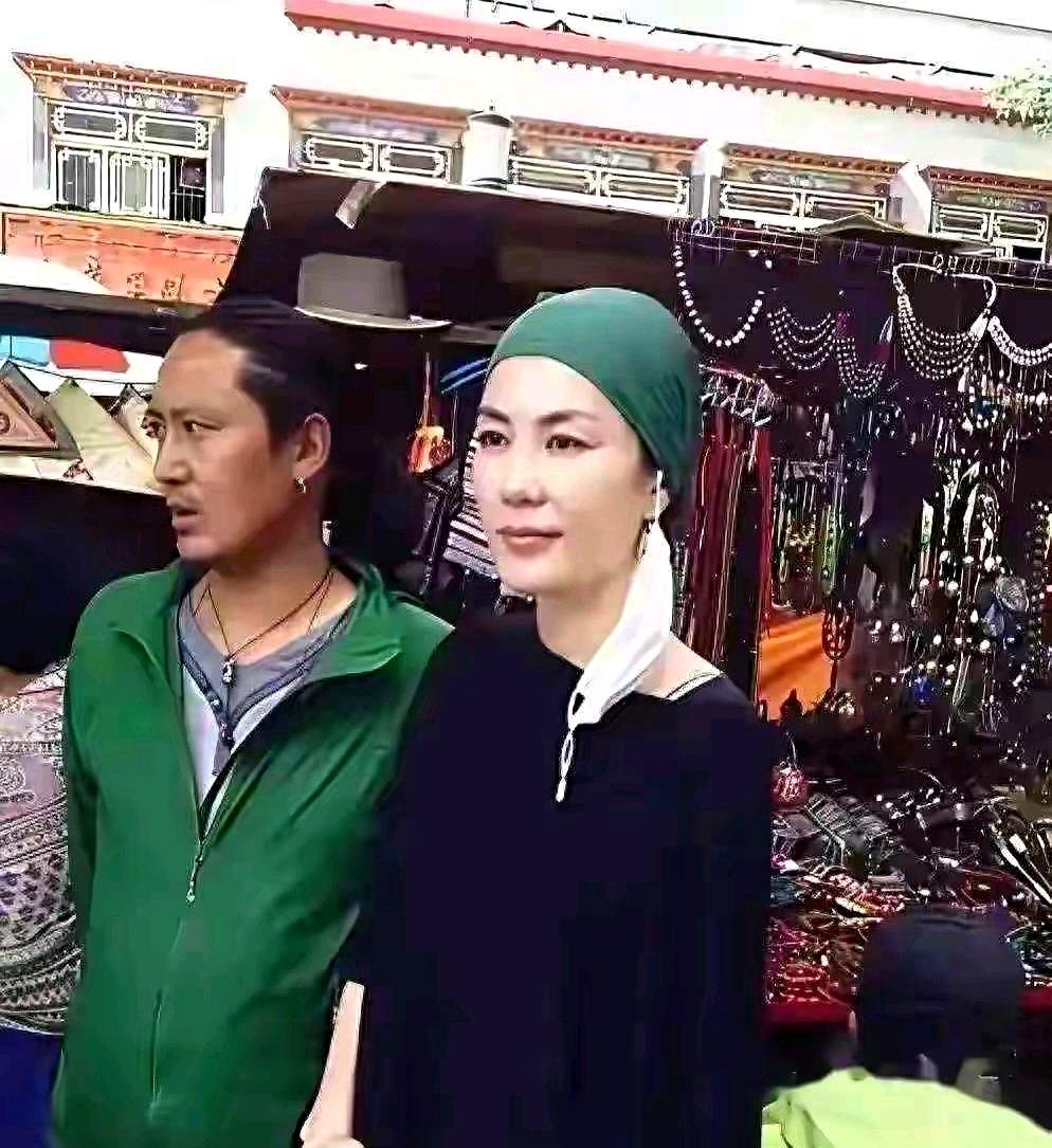 在八廓街的风里，当转经筒吱呀作响时，这两天，56岁的王菲又出现。褪色黑袍裹身，