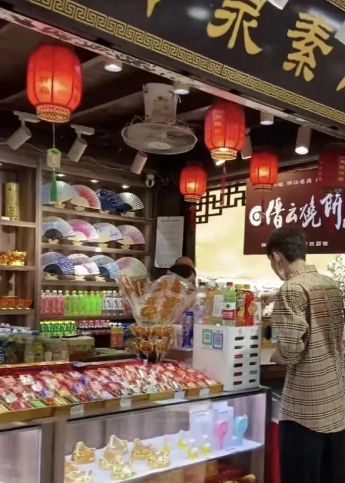 果真“佛度有缘人”，杭州灵隐寺门口一8.5平方米的小卖部年租金260万元，年税要
