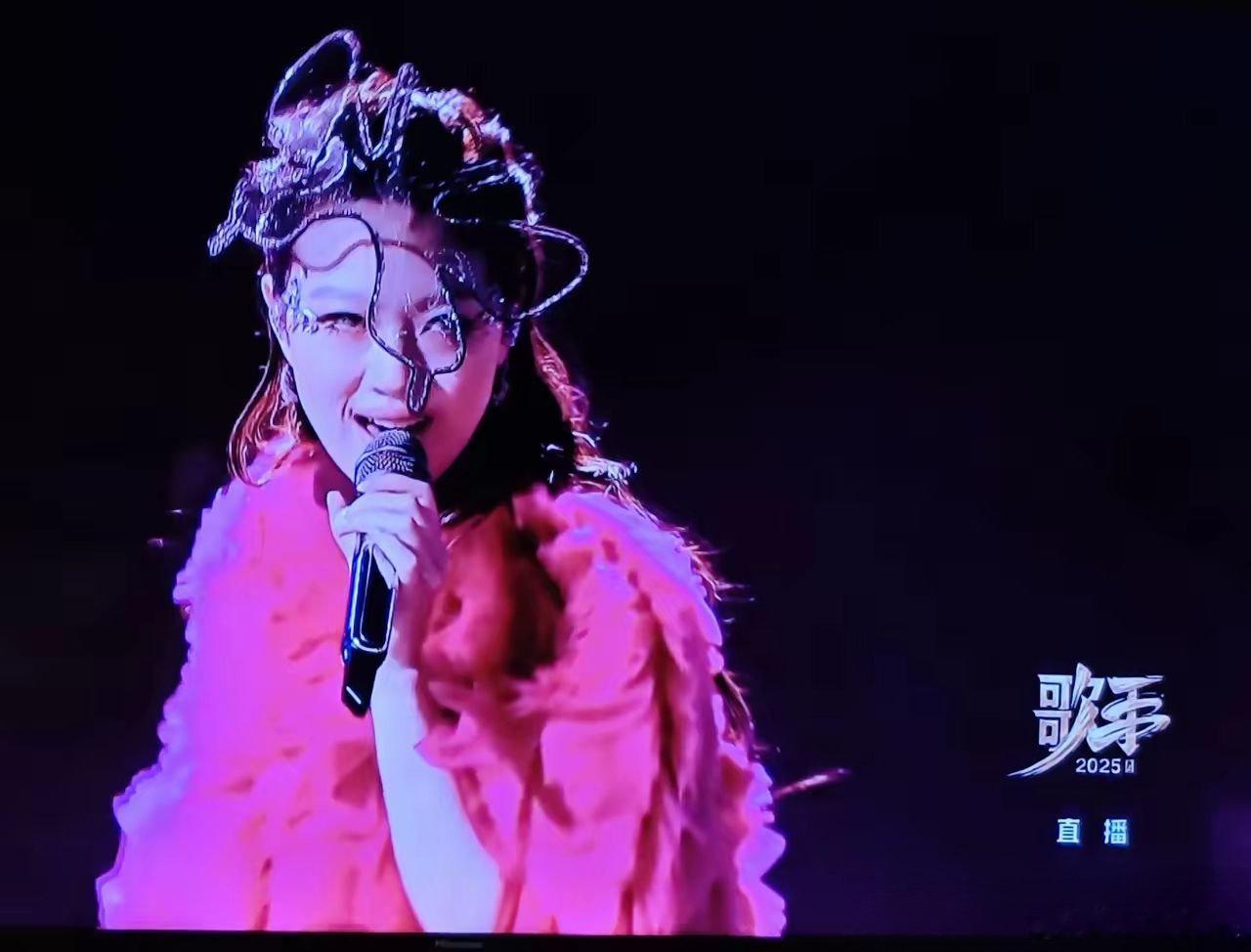 单依纯今晚歌手演唱《舞娘》，她的装扮在妖魔鬼怪这条路上越走越远了。从头饰，到火鸟