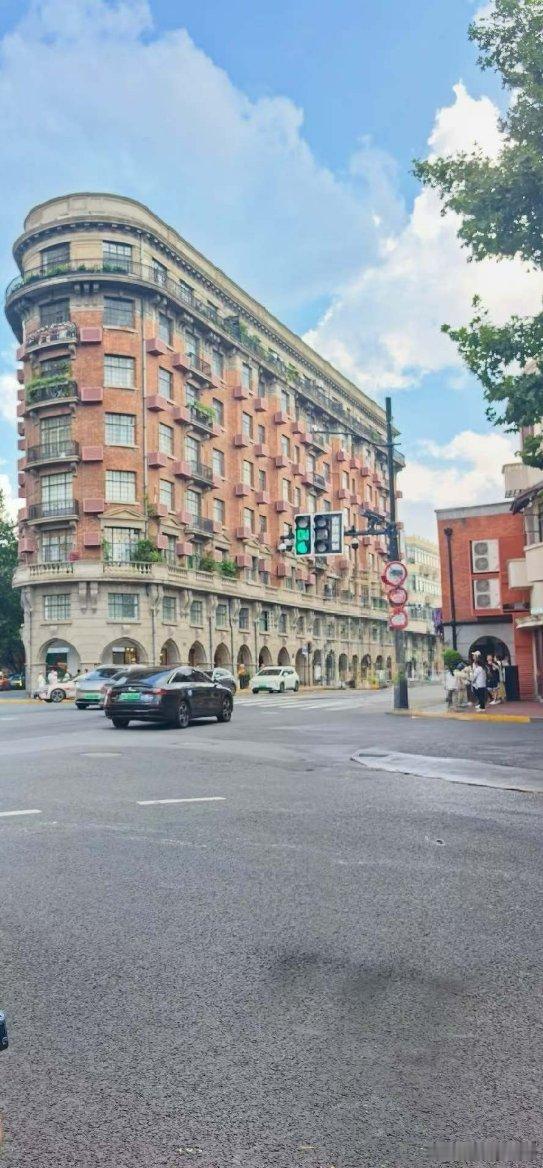 二奢店被淹店主哭诉损失超百万图一和图二白海豚来之前和之后的上海很多人说店主为什么