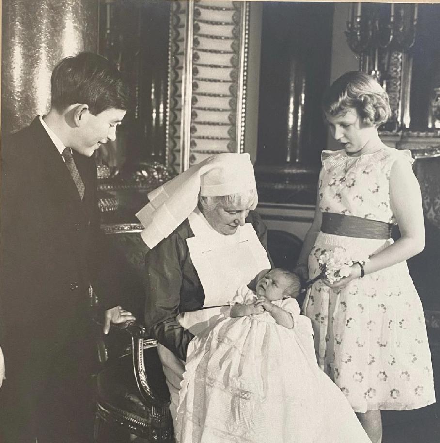 安德鲁王子在亲人的期盼中降生了。那时的大哥查尔斯王子，还是个头发浓密的少年，姐