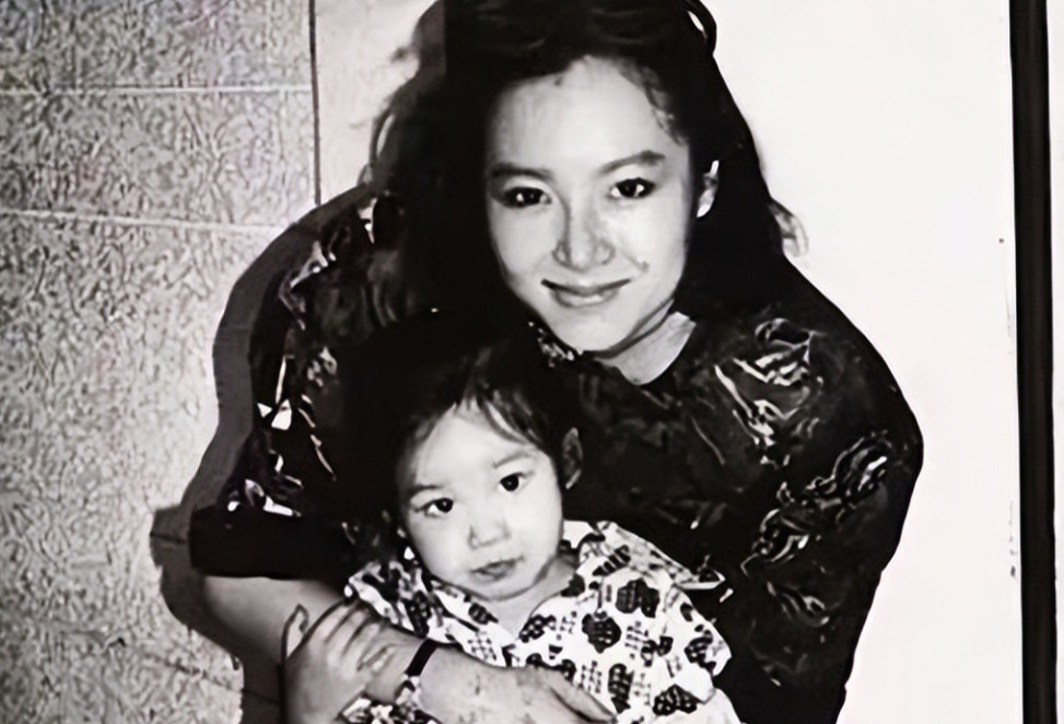 1984年，26岁的恬妞嫁给了印尼富豪，结婚当晚，她才知道老公可以娶二房，没想到
