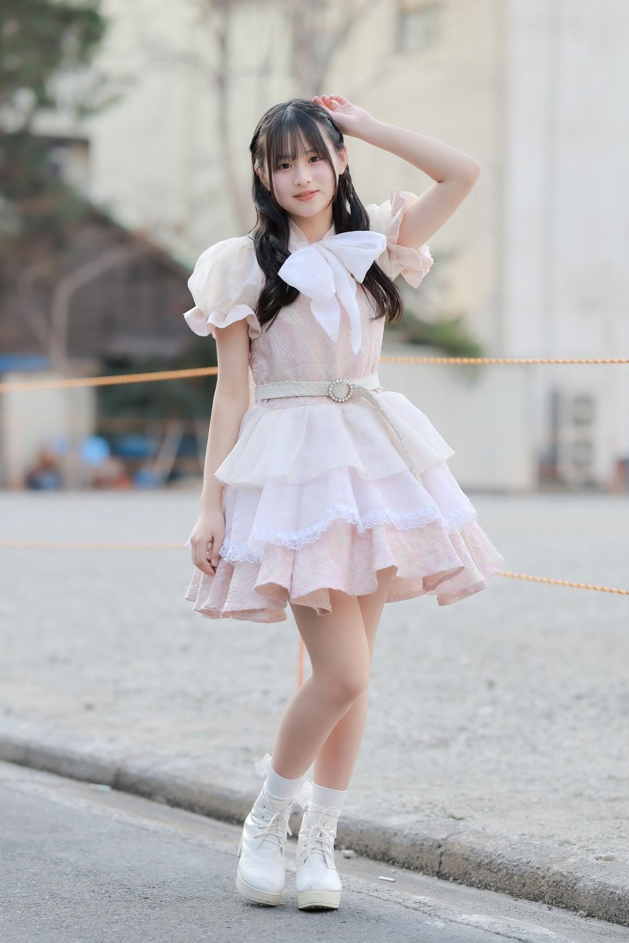 粉裙飘飘，步履轻盈。