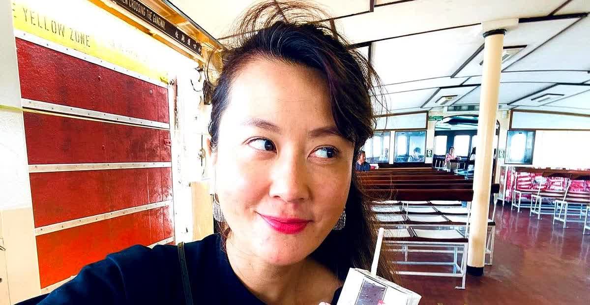 香港著名女主持黄宇诗，她是已故才子黄霑和华娃的女儿，13岁随母亲华娃移居加拿大，