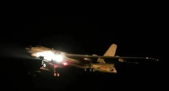 央视13频道说，改进型歼20A隐形战机在春节前批量列装一线部队。座舱后面那个明