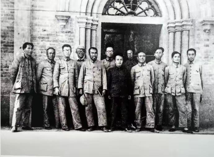 从这些老照片中我们可以解读到什么呢？和同志们相处，毛主席总是非常的谦虚和低调