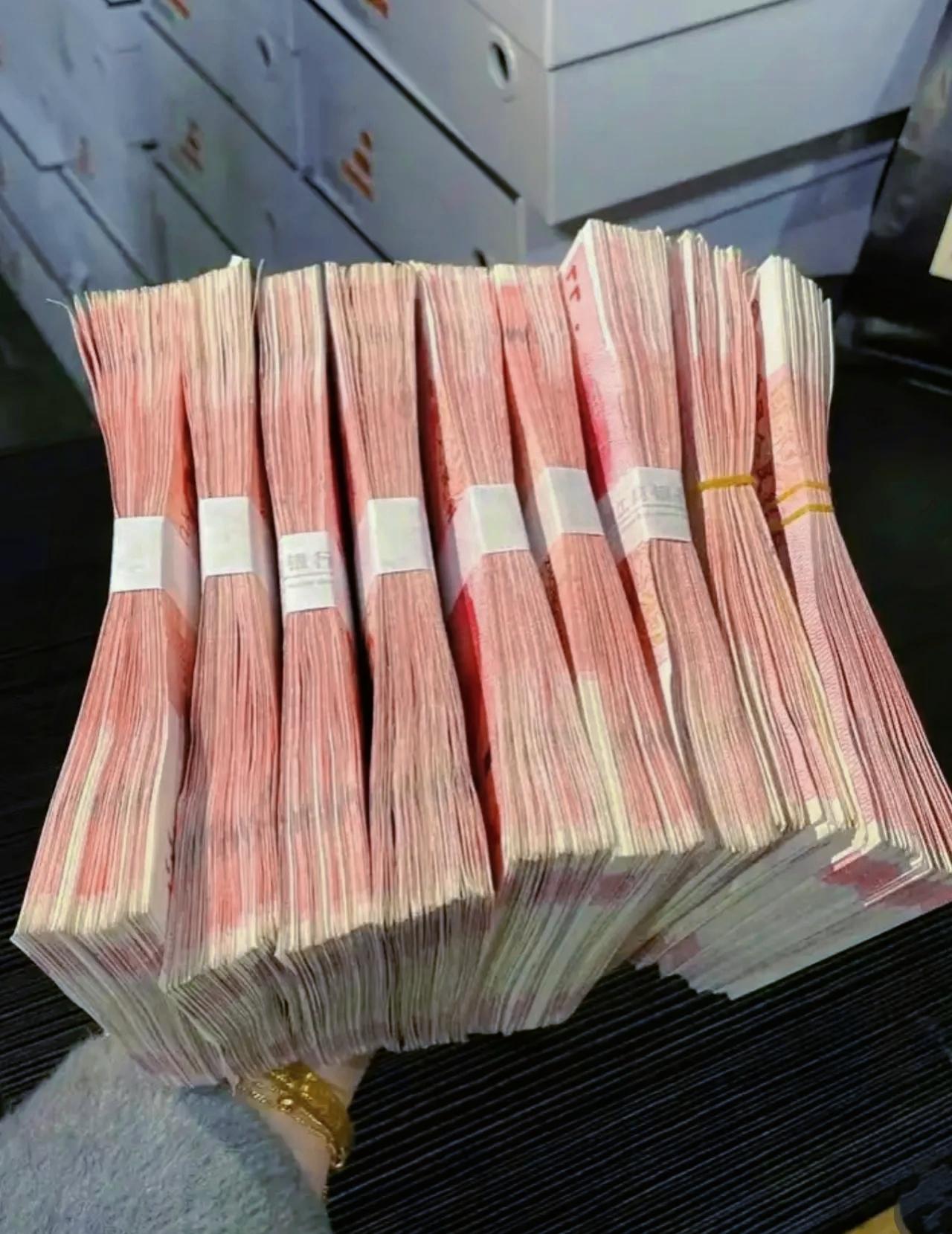 现在银行是真不一样了!真心提醒:手里有10万别盲目存定期,今年定存利率普遍下调,