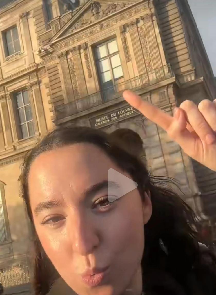 卢浮宫盗宝的窃贼打死也想不到，自己破窗处被游客疯狂打卡！法国人也爱看热闹，卢浮