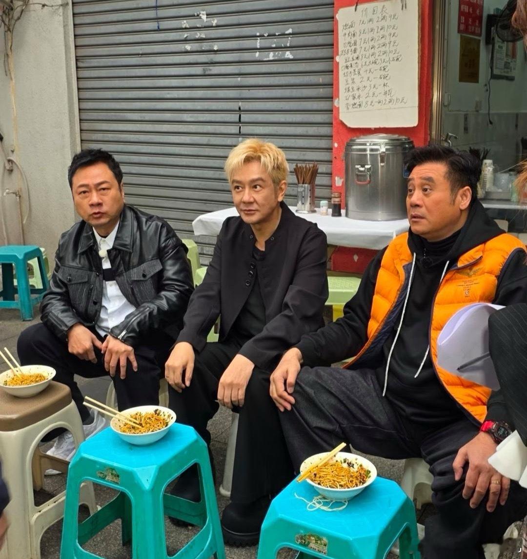 岁陈浩民和好友黎耀祥、麦长青在四川苍蝇馆吃特色燃面，三个人加起来快二百岁了，坐在