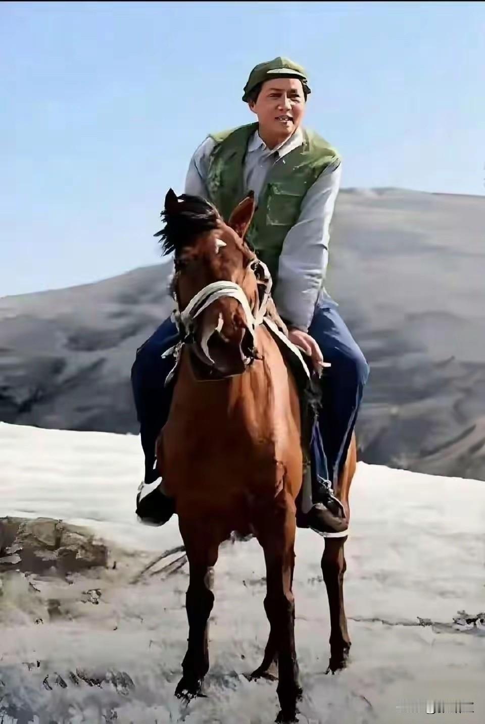 毛主席终生爱马，然而他骑马的珍贵照片留存不多。眼前这张，将主席马背之上的豪迈威武